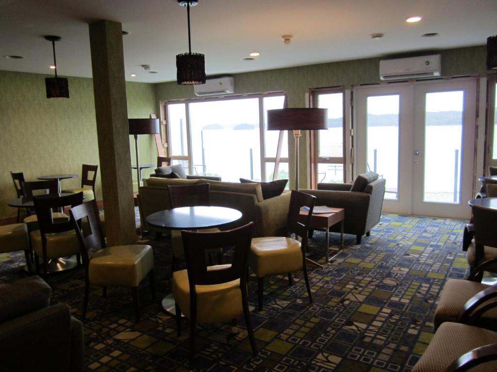 Inn On The Harbour Prince Rupert Ngoại thất bức ảnh